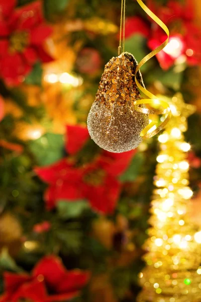 Vánoční cetka a zlatý strom — Stock fotografie