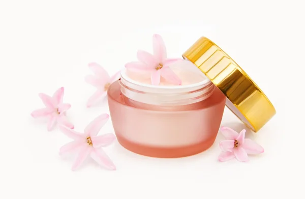 Natural face cream with flowers — Stock Photo, Image