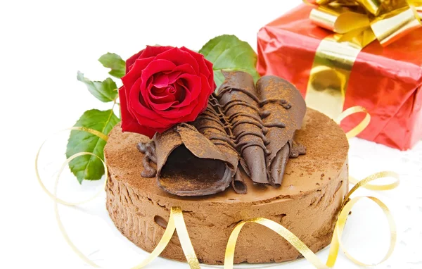 Narozeninový dort a dárek — Stock fotografie