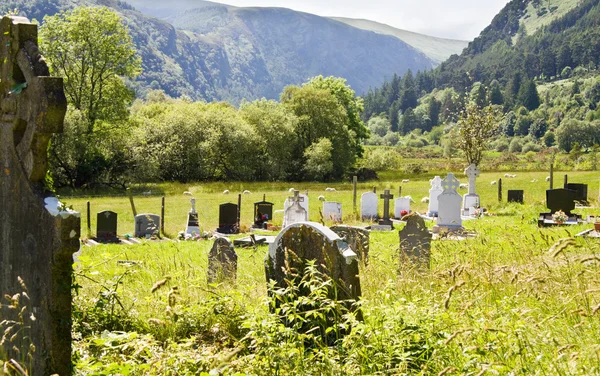 Celtic kyrkogård på glendalough — Stockfoto