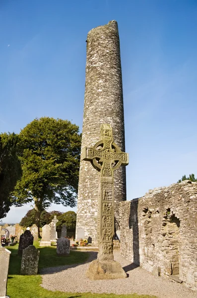 Monasterboice - Круглая башня и высокий крест — стоковое фото