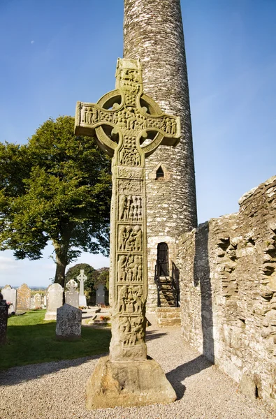 Monasterboice - La grande croix et la tour ronde — Photo