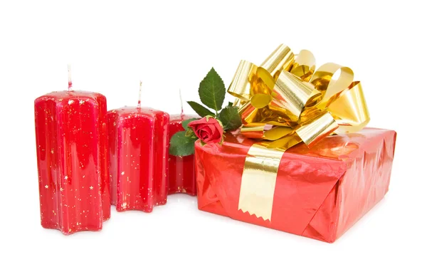 Presente festivo com rosa vermelha — Fotografia de Stock