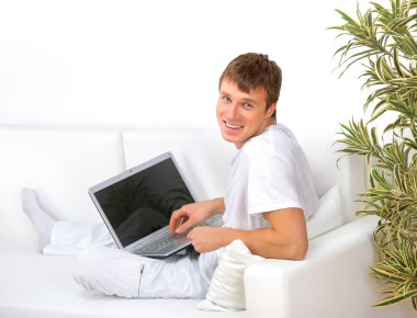 uzak dizüstü bilgisayarda çalışırken arayan genç bir adam portresi