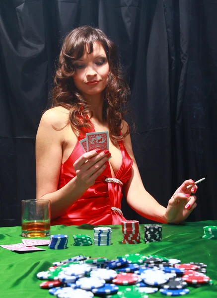 Sexy mladá holka v kasinu — Stock fotografie