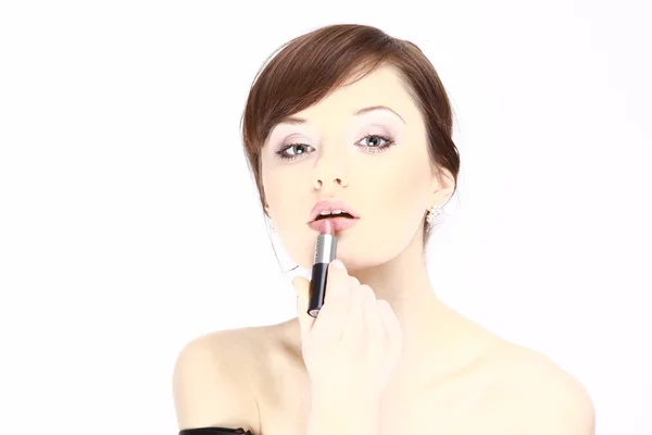 Retrato de mulher bonita aplicando batom usando escova corretor de lábios — Fotografia de Stock