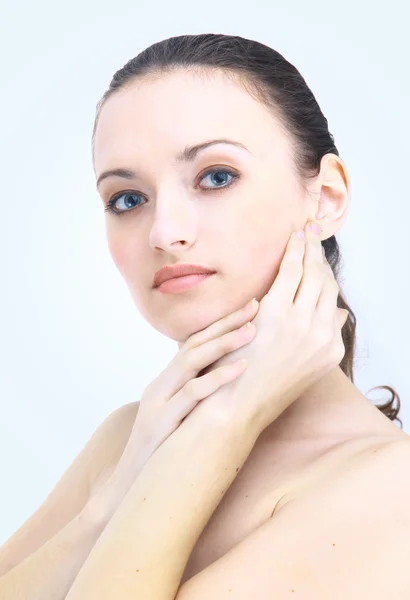Porträt einer jungen Frau mit gesunder Gesichtshaut — Stockfoto