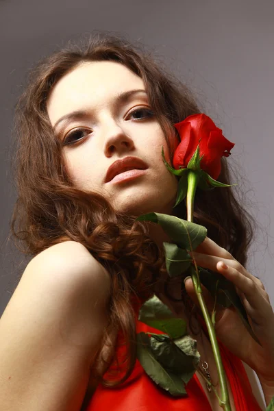Atelierporträt einer sinnlich schönen Frau mit Rose — Stockfoto