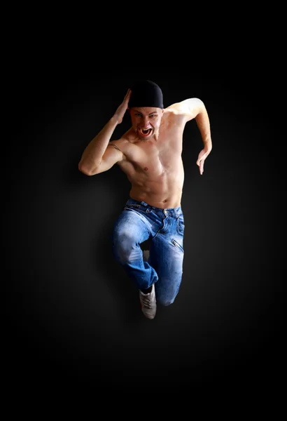 Dansatorul modern pozează în fața vechiului perete murdar — Fotografie, imagine de stoc