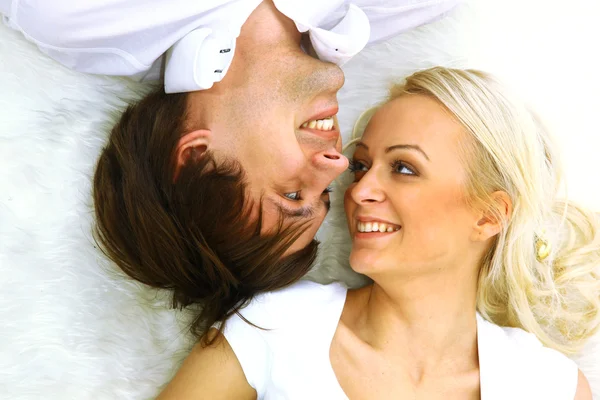 Close up ritratto di una giovane coppia felice — Foto Stock
