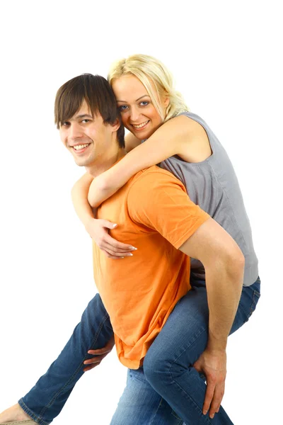 Счастливая молодая женщина наслаждается катанием на спине на парнях против того, почему — стоковое фото