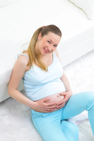 Portret van een vrij zwangere vrouw — Stockfoto