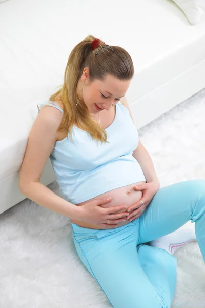 成熟した妊娠中の女性の肖像画 — ストック写真
