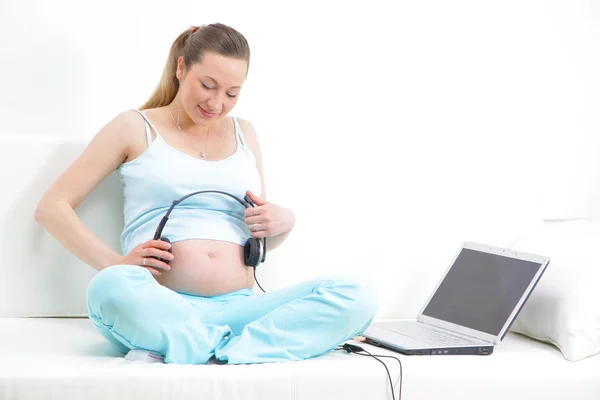 Vackra gravid kvinna på en soffa — Stockfoto