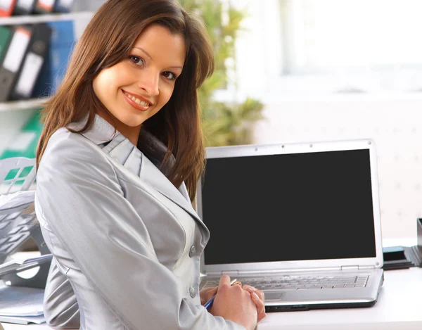 Genç iş kadını boş dizüstü bilgisayar ekranında gösterilen metin ve pr için hazır — Stok fotoğraf