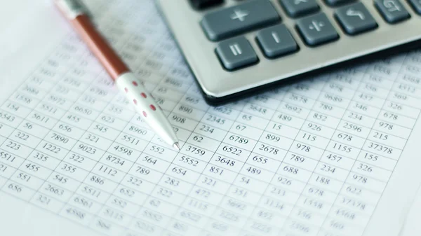 Uitvoering wiskundige en financiële berekening. pen in de hand — Stockfoto