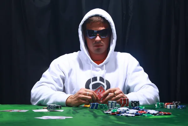 Крутой игрок в покер — стоковое фото
