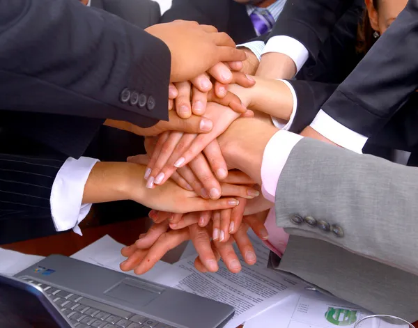 Kézfogás és a csapatmunka — Stock Fotó