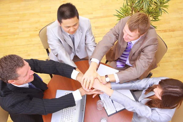 Businessteam och händerna på varandra — Stockfoto