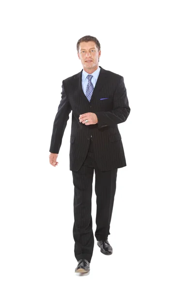 Ritratto di un giovane uomo d'affari felice che porta una valigia su sfondo bianco — Foto Stock
