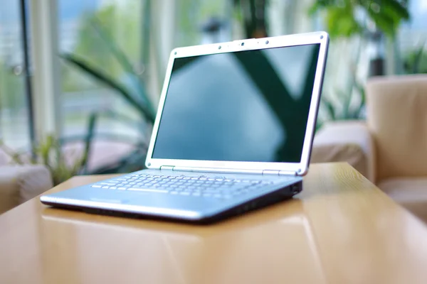 Тонкий ноутбук на рабочем столе — стоковое фото