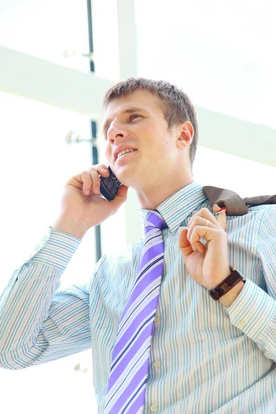 Empresário feliz chamando no telefone celular , — Fotografia de Stock