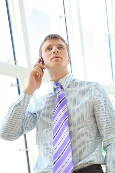Empresário feliz chamando no telefone celular , — Fotografia de Stock