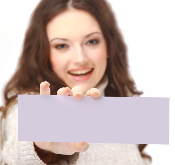 Молодая женщина держит пустой рекламный щит — стоковое фото