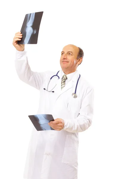 Νέος γιατρός, κοιτάζοντας μια ακτινογραφία — Φωτογραφία Αρχείου