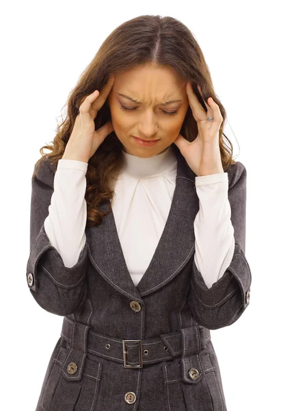 Mal di testa - Giovane donna che tiene la testa nel dolore su sfondo bianco — Foto Stock