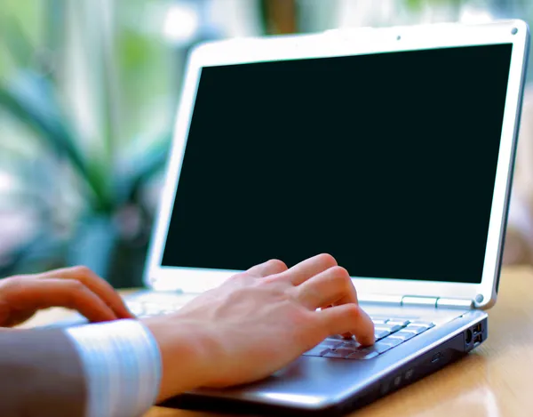 Persoon te typen op een moderne laptop in een kantoor — Stockfoto