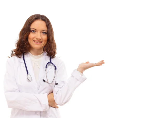 Retrato de una enfermera sonriente de mediana edad de pie con las manos dobladas —  Fotos de Stock