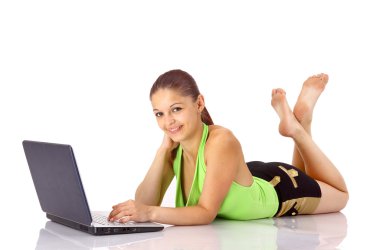 genç güzel kadın yeni rahat daire içinde laptop ile çalışma