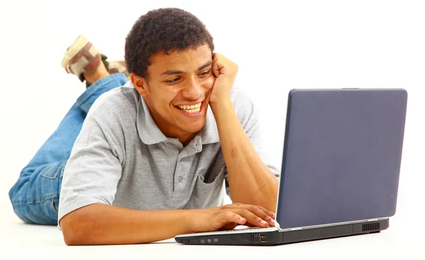 休闲城市年轻人-用一台笔记本电脑的休闲帅哥的肖像. — 图库照片