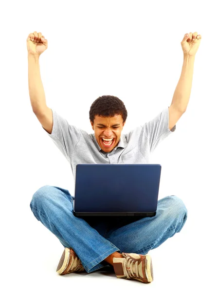 Χαρούμενος νεαρός άνδρας, που εργάζονται σε ένα φορητό υπολογιστή, απομονωμένη λευκό φόντο — Φωτογραφία Αρχείου