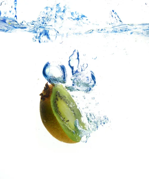 Gotas de água doce em kiwi isolado em branco — Fotografia de Stock