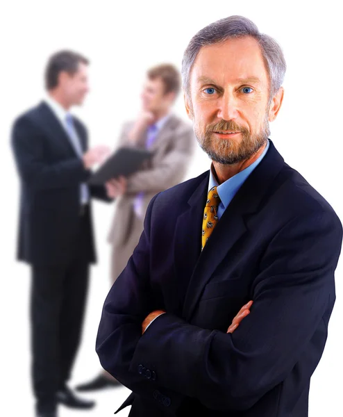 Полный портрет делового человека, стоящего против белой задницы — стоковое фото