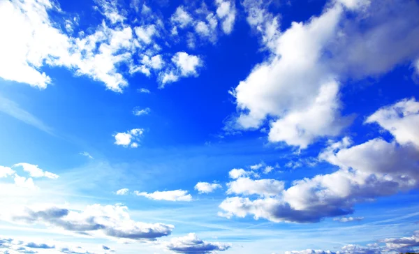 Niebieskie niebo tło z malutkimi chmurami — Zdjęcie stockowe