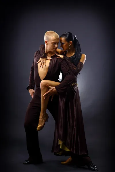 Dançarinos contra fundo preto — Fotografia de Stock