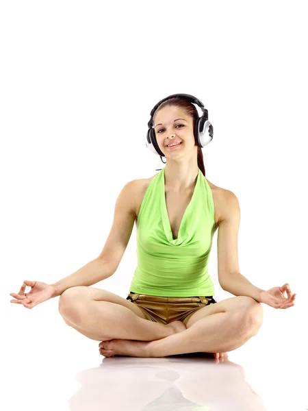 Fiatal, gyönyörű, boldog nők zenét hallgatnak fülhallgatóban — Stock Fotó
