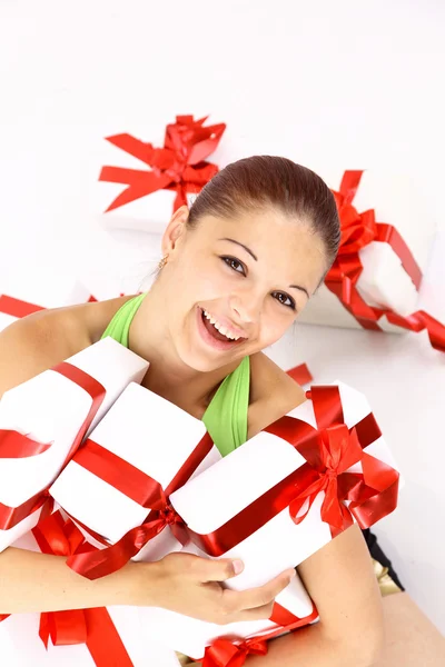 Mladá šťastná žena s dárkem — Stock fotografie