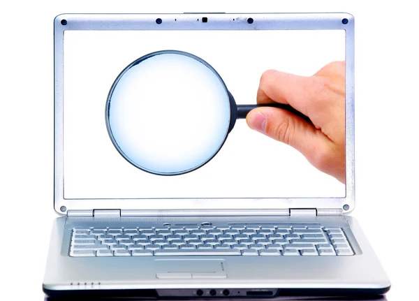 Ampliação de vidro na mão isolado no fundo branco no laptop — Fotografia de Stock