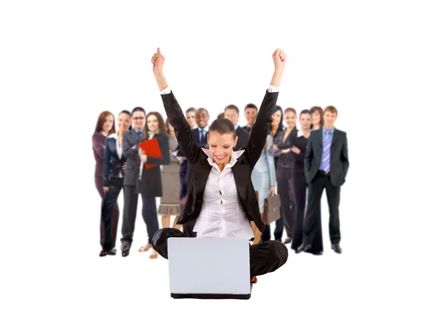Mulher de negócios com as mãos levantadas enquanto trabalhava no laptop — Fotografia de Stock