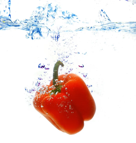Paprika wird ins Wasser geworfen — Stockfoto