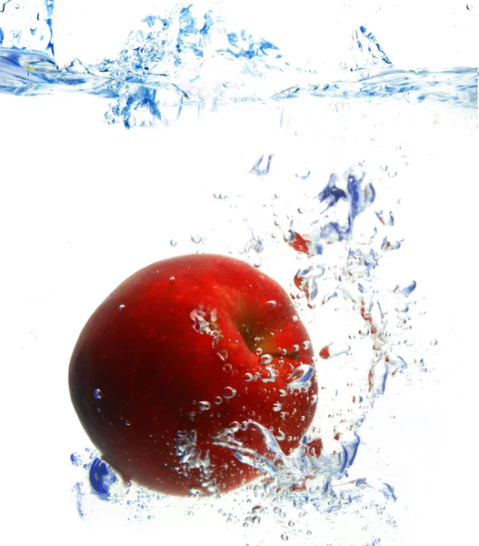 Red apple under water with a trail of transparent bubbles. — Stock Photo, Image