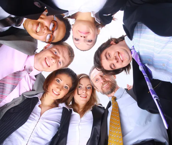 Gruppo di imprese in piedi in huddle, sorridente, vista basso angolo — Foto Stock
