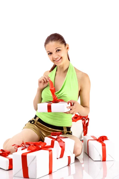 Mladá šťastná žena s dárkem — Stock fotografie