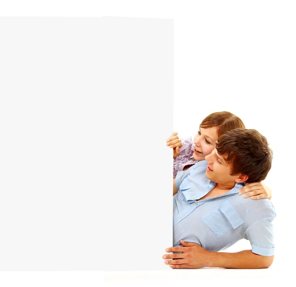 Портрет щасливих чоловіків і жінок, що стоять з рекламним щитом на білому спині — стокове фото