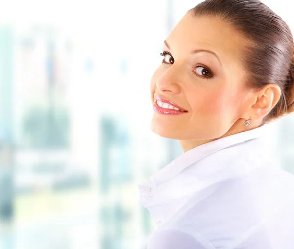 Pozitivní obchodní žena s úsměvem nad bílým pozadím — Stock fotografie
