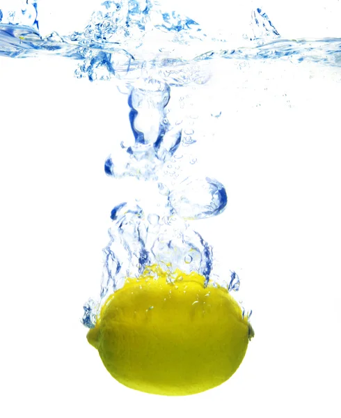 Фон пузырьков, образующихся в голубой воде после того, как лимон падает — стоковое фото